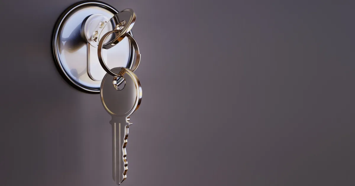 Bezpieczne hasła - klucz w zamku drewnianych drzwi