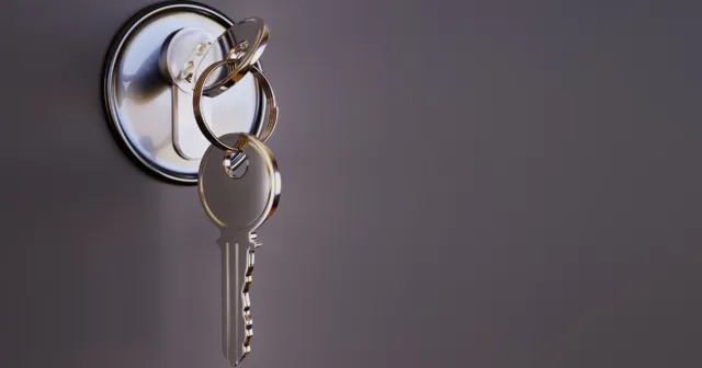 Zamek z kluczem — symbol bezpieczeństwa haseł generowanych przez generator polskich haseł