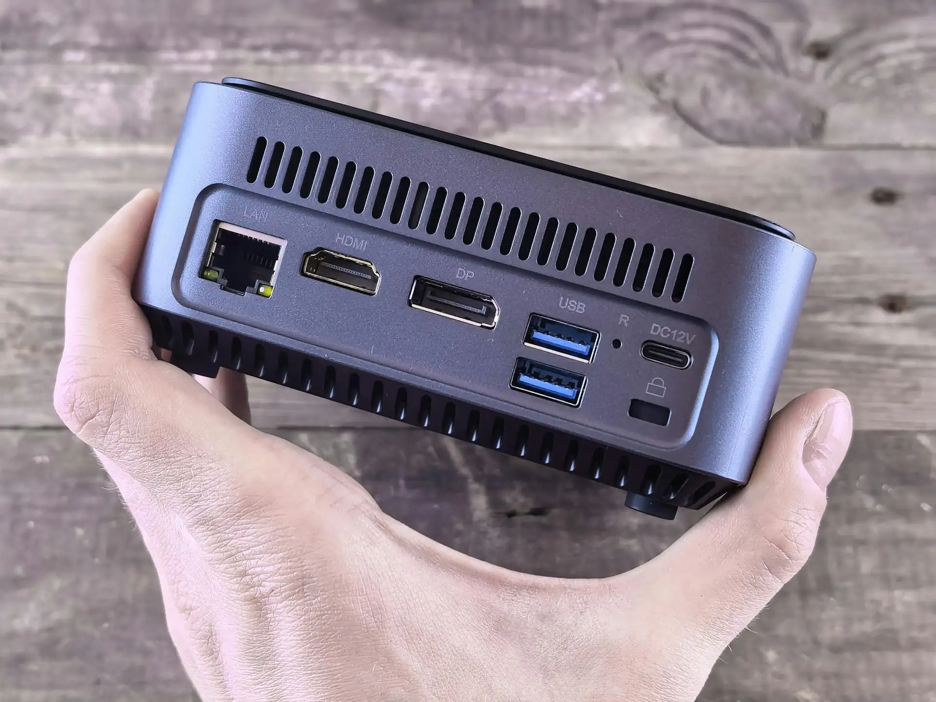 Proxmox VE na mini PC trzymanym w dłoni