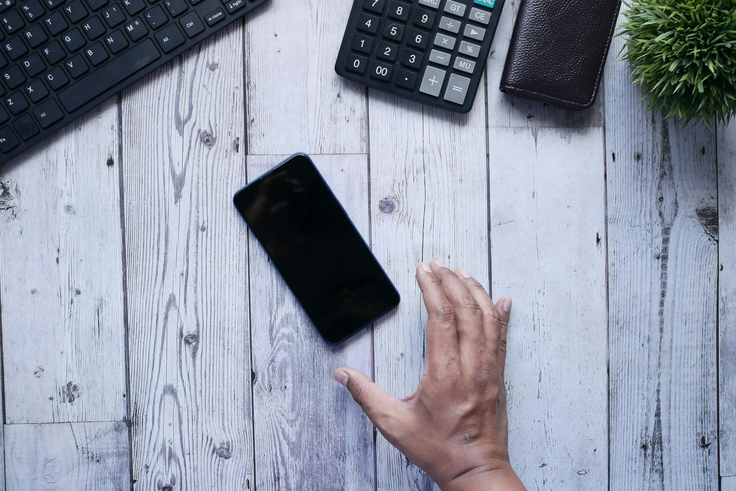 Detoks cyfrowy - telefon ekranem w dół na biurku obok notesu
